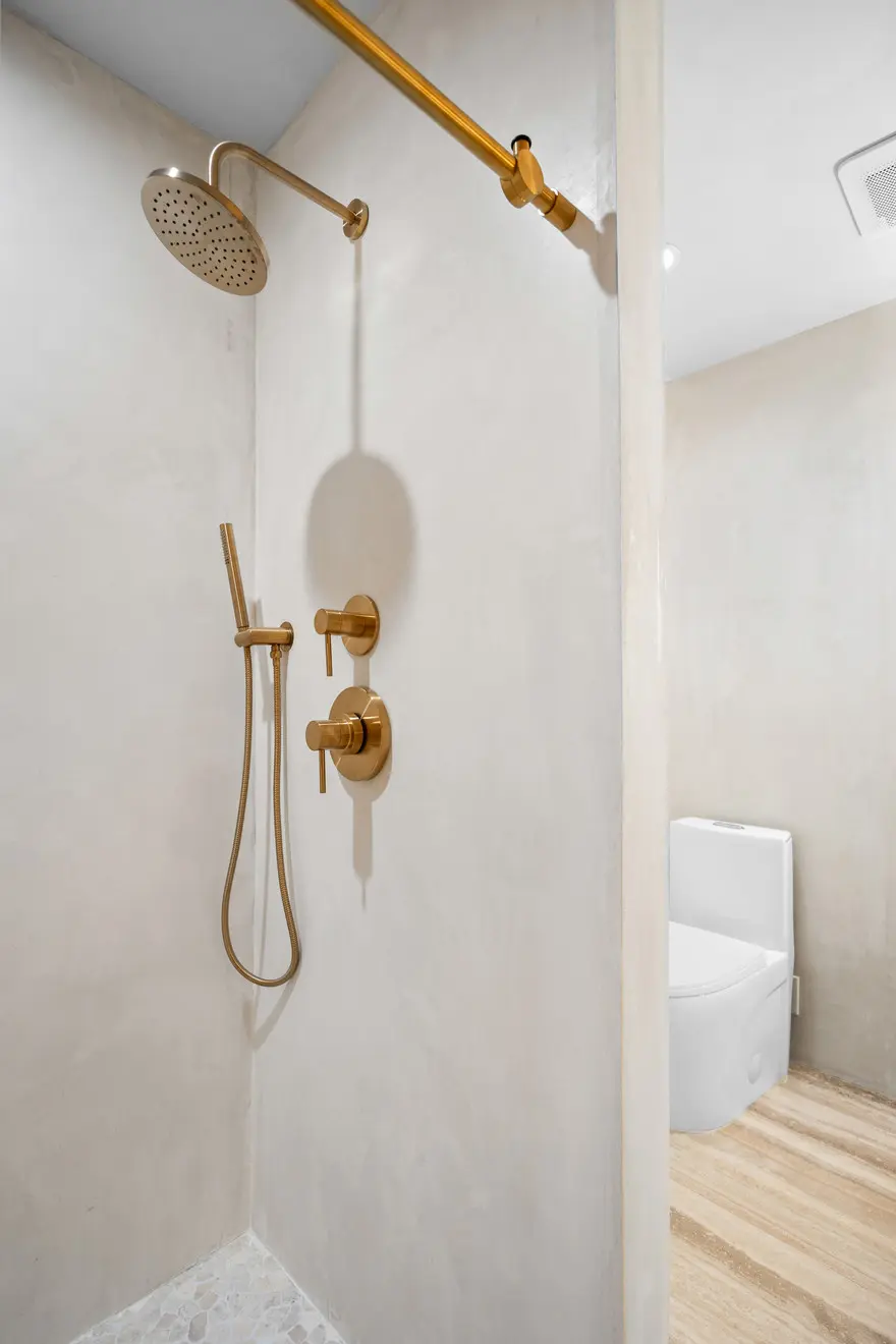 Seamless microcement finish in a refined interior